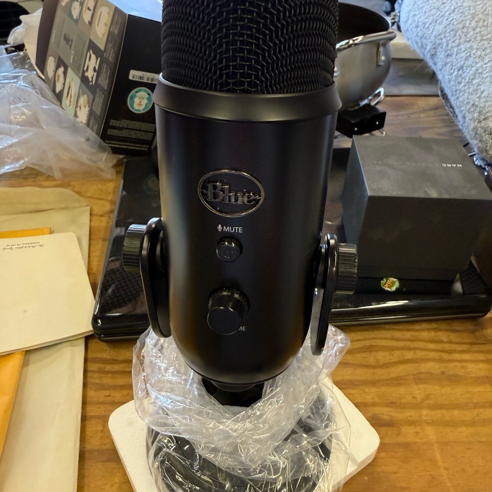 Blue Yeti Blackout USB Microphone - Picture 2 of 5